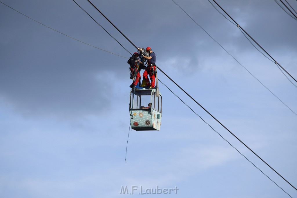 Koelner Seilbahn Gondel blieb haengen Koeln Linksrheinisch P550.JPG - Miklos Laubert